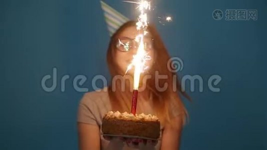 庆祝和乐趣的概念。 一个年轻活泼有趣的女孩带着生日蛋糕视频