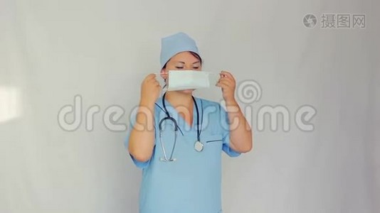 女医生用纱布包扎她的脸，然后离开了框架视频