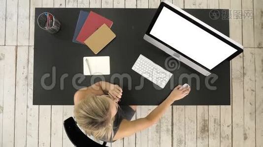 女孩在电脑屏幕上看。 白色显示器。视频
