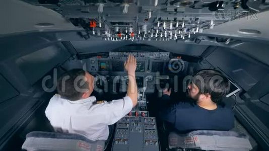 专业飞行员在驾驶飞行模拟器指导一个人视频