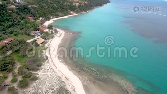 鸟瞰绿松石令人叹为观止的海滩，希腊阿西托斯Halkidiki，通过无人机向前和向下移动视频