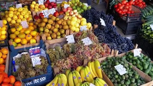 在街头市场展示各种水果、柿子、橘子、梨等视频