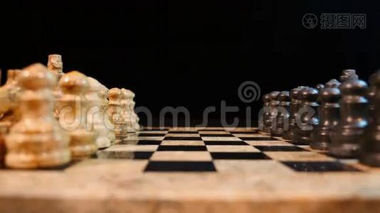 两名棋手下棋的侧镜头视频
