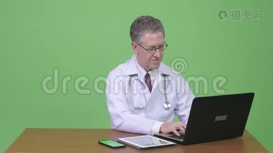 成熟男子医生视频对木桌呼叫的画像视频