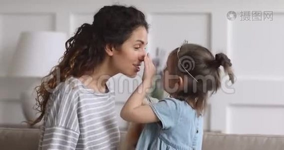 快乐的妈妈和小女儿摸着鼻子笑着视频