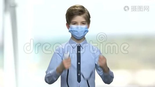 使用听诊器戴防护面罩的男孩。视频