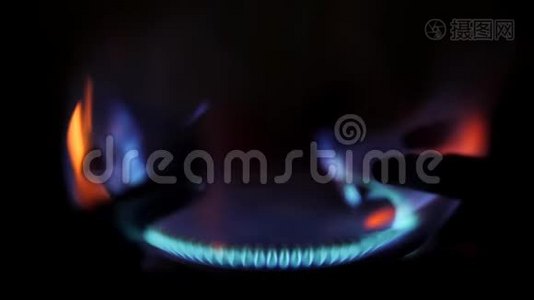 炉子燃烧器点火。 蓝色烹饪火焰4K宏观慢动作镜头。视频