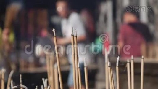 在道观内部，人们祈祷和礼拜，在庆祝视频