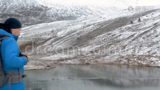 游客上升到一个高点。 眼前是一道亮丽的风景线，山峰和清澈的湖水.. 积极主动视频