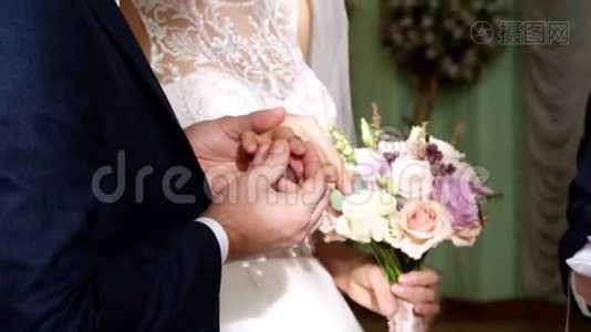 婚礼传统，仪式。 结婚典礼。 新婚夫妇在无名指上戴着彼此的戒指。 特写镜头。视频