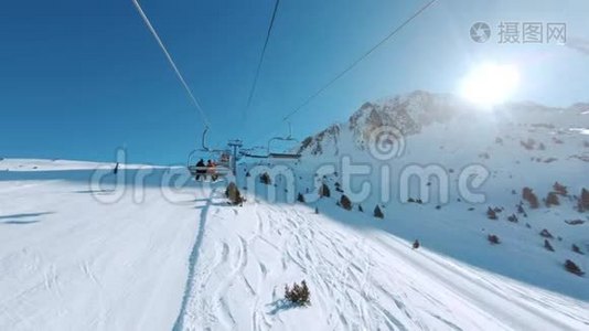 在阳光明媚的冬日乘坐滑雪椅视频