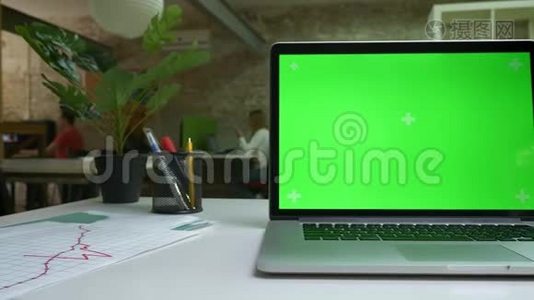 带有绿色屏幕特写的电脑在白色的桌子上，办公环境、工作心情、空间空旷视频