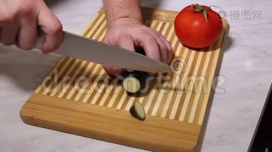男人`手在厨房的木板上劈茄子视频