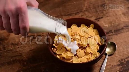 早餐加牛奶的玉米片视频