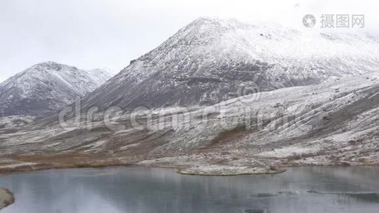 游客上升到一个高点。 眼前是一道亮丽的风景线，山峰和清澈的湖水.. 积极主动视频