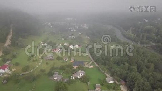 空中夏景，前往喀尔巴阡山中的喀尔巴阡村，乌克兰视频