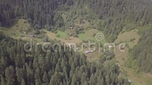 空中夏景，前往喀尔巴阡山中的喀尔巴阡村，乌克兰视频