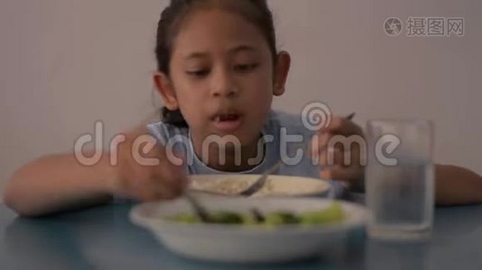 亚洲可爱的女孩午餐与流米和炒西兰花在桌子上。视频