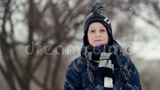 高清特写镜头一个男孩站在冬季公园里，睁大眼睛看着什么东西视频