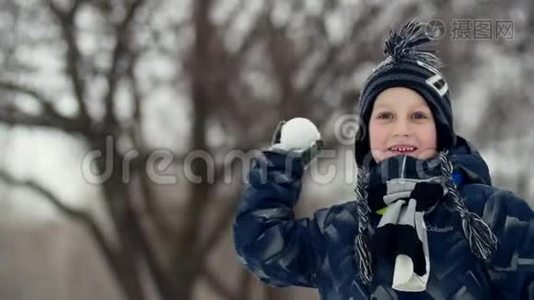 高清特写镜头一个男孩扔雪球视频