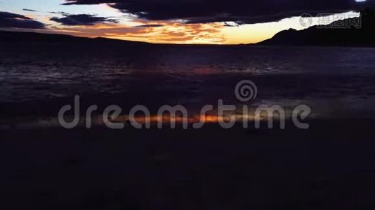 海洋上美丽的日落，自然构图..视频