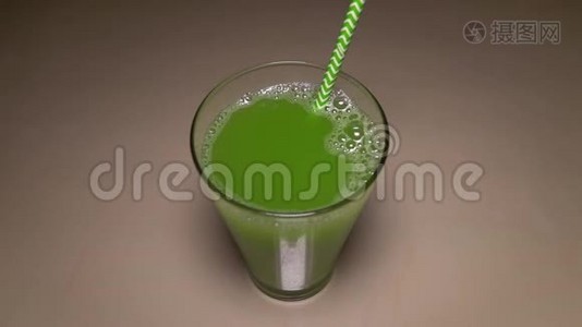 雌性手用吸管将新鲜的绿色芹菜汁倒入玻璃杯中。 抗氧化剂纯素植物清洁身体的饮食视频