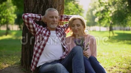 两个退休的人浪漫的约会，男人用花束拥抱妻子视频