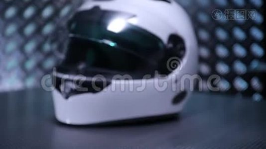 金属背景上的白色摩托车全脸头盔。视频