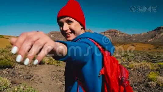 跟着我-快乐的年轻女人戴着红帽子，背着背包拉着男人`手。 手牵手，手走，手走视频