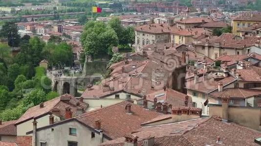 贝加莫，意大利。 旧城镇、市中心和屋顶的景观。 从旧堡垒被枪杀视频