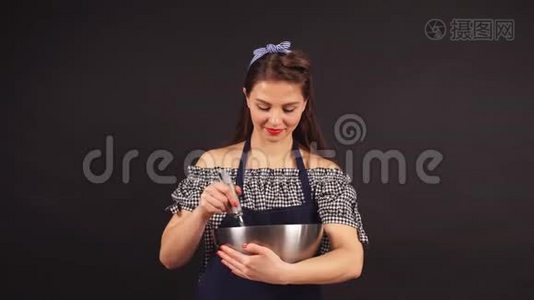 糕点厨师女人做奶油蛋糕。视频