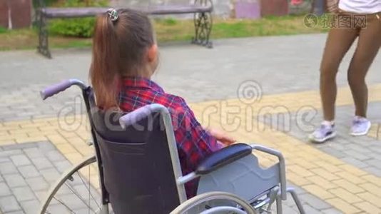 坐轮椅的残疾少年相遇并拥抱女孩视频