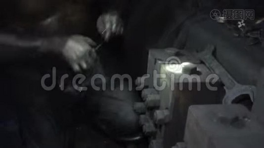 煤矿工人用工具修理电气设备视频