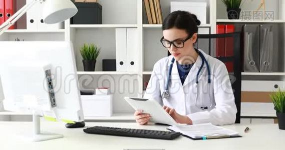 医生在办公室的白色平板电脑上打字视频