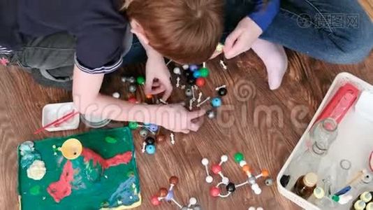 近手妈妈和儿子搭建分子模型的彩色塑料搭建套装.. 上景。视频