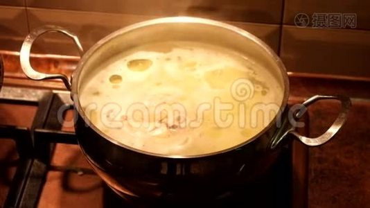 鸡汤是用炉子上的平底锅煮的视频