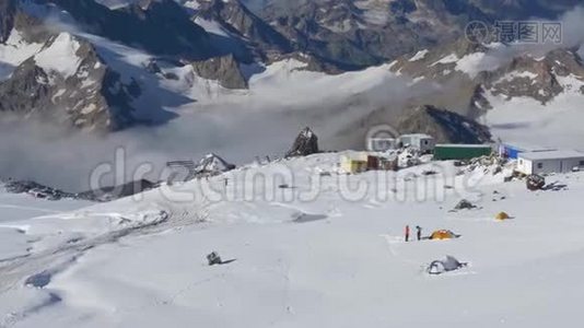 山的全景.. 从顶端看登山者的营地。 高加索埃尔布鲁斯山，高度4300米。视频