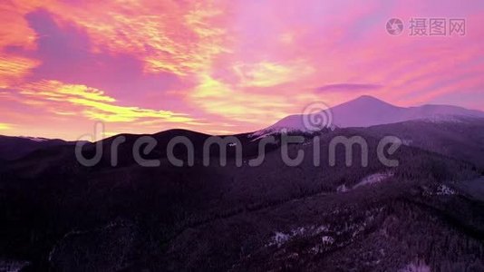 红日落日的天空时间流逝，美丽的橙色阳光，山上的自然景观，戏剧性的云层在快速移动视频