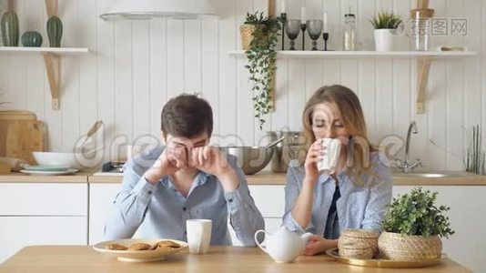 不幸的一对女孩子吃早餐，默默地喝茶视频