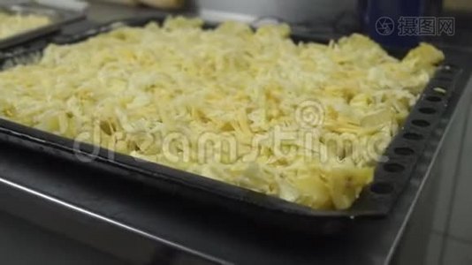 土豆片和奶酪放在盘子里，烤盘放在厨房餐厅里视频