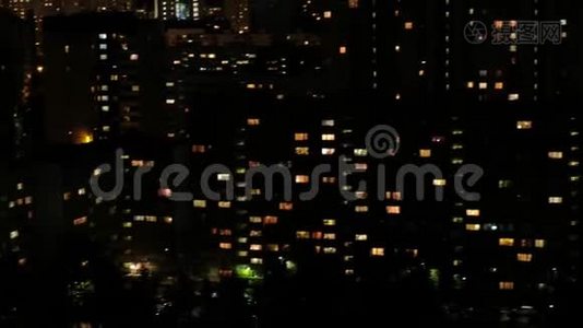俄罗斯圣彼得堡-2019年5月11日：夜间多层房屋景观。 窗户里有很多灯。视频