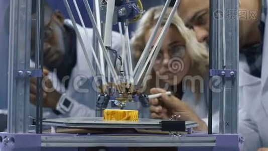 研究人员正在观察3D印刷机视频
