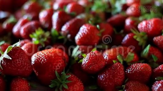 在烹饪前，在厨房的桌子上特写一串新鲜的、大的、成熟的草莓，有选择地集中注意力视频