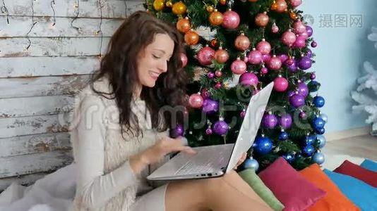 女子持信用卡进行网购.. 女性买家在网上购买圣诞礼物。 新年快乐视频