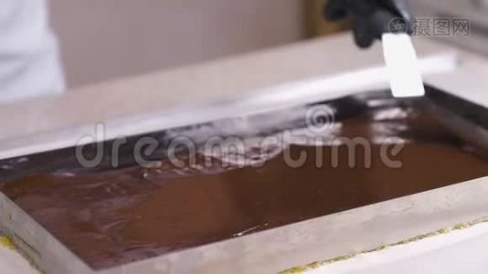 液体巧克力是用金属刮刀在烤盘上滚出来的。视频