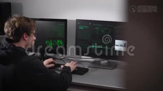 这个人看上去像一个黑客，试图在键盘上输入计算机代码来破解程序，但他没有视频