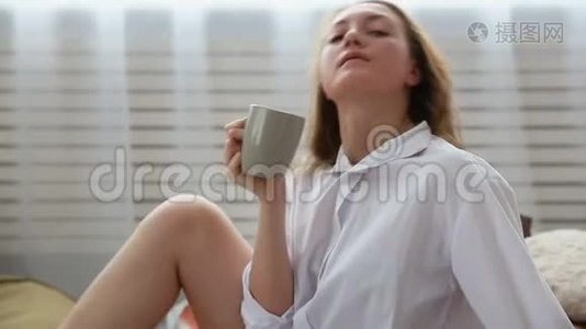 穿着白色衬衫`女人在床上喝咖啡视频