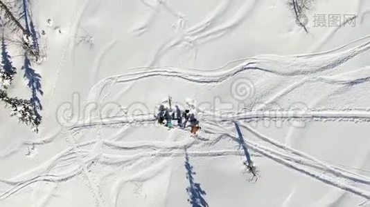 空中无人机顶景队自由滑雪者滑雪者在雪山上山行一行视频