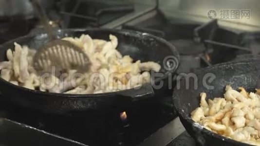 在餐馆里用煎锅烹制炸肉，特写，慢动作视频