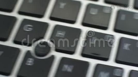 电脑键盘上的停止键，女性手指按下键视频